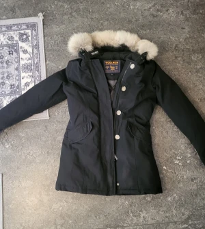 WoolRich Vinterjacka  - Vinterparkas från WoolRich (John Rich & Bros) i storlek XS. Jackan är i mycket fint skick och har knappt använts.  2000:-
