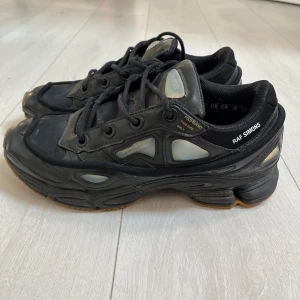 Adidas Raf Simons Ozweego „Bunny” 2013 - Adidas Raf Simons Ozweego „Bunny” 2013. Bra skick, har varit lite använda. Priset kan diskuteras:)