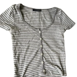 Brandy Melville T-Shirt - Söt t-shirt från BrandyMelville, Inte använts och är som ny, den har inga defekter 🤍