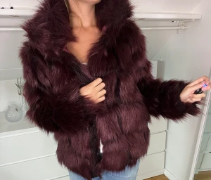 Fuskpäls jacka - VinRöd jacka i fuskpäls, snygg nu till vintern! Strl 34