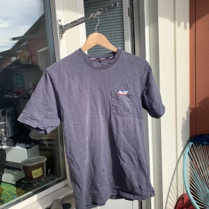 Palace t-shirt - Palace t-shirt mörkblå Storlek small Sitter truetosize/lite stor för sin storlek