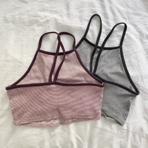 Två croppade linnen - Två stycken använda men hela linnen från Pull & Bear ”teen”. Superfina men är nu för små för mig. De säljs tillsammans för 40kr + frakt!