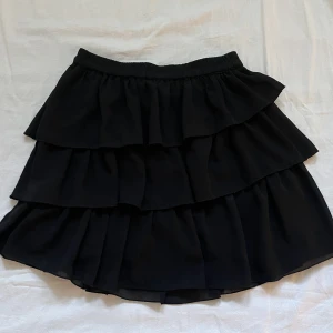 Volangkjol  - Jättefin kjol i toppskick🌸 