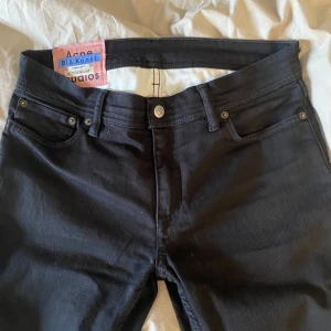 Acne Jeans - Säljer ett par svarta acne jeans i fint skick. Storlek 31/32. Straight fit.