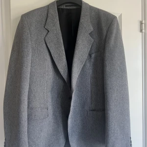 Oversized grå kavaj - Perfekt oversized kavaj som är köpt second hand. Den passar 38-44 då den är stor men snygg oavsett vad!