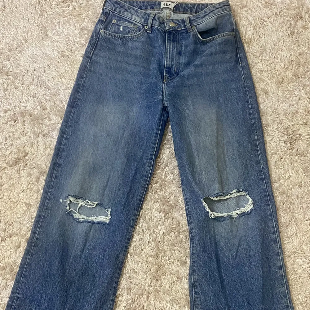 Jätte fina sköna jeans!  passar till allt jätte fint till hösten  (Köpte för 250kr). Jeans & Byxor.
