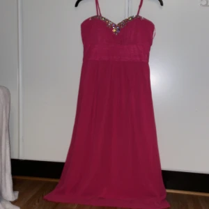 Festklänning  - Fin fest/balklänning Storlek 42 men skulle säga att den är liten i storleken men de är resårband i ryggen 