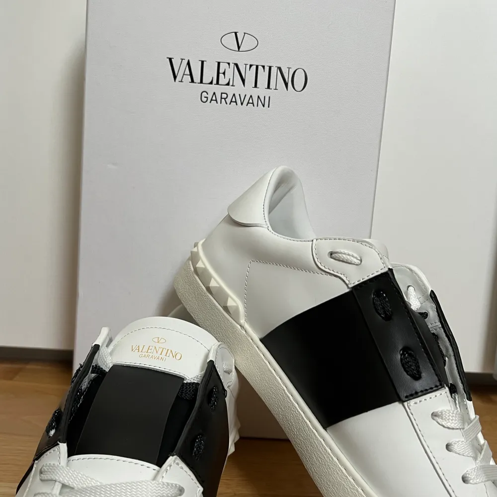 Valentinos Svarta Strl 43, Helt nytt skick. Använda 3,4 gånger.  Box, Bags & allt man fick vid köpet.    Pris kan diskuteras.. Skor.
