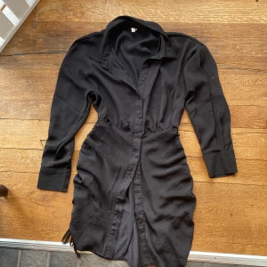 Svart skjort klänning  - Super fin svart skjort klänning som jag har vuxit ur :( två knappt på handledera som kan öppnas rock stängas och även knappöppning vid byst och neråt