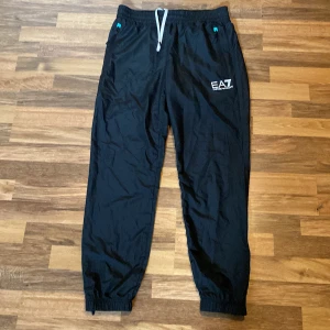 EA7 byxor  - Säljer mina EA7 byxor då dem var för stora. Äkta såklart. Aldrig använda och är i nyskick 