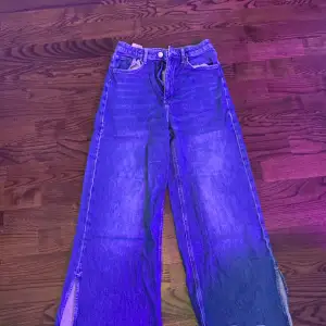 Säljer dessa högmidjade jeans i storlek 158 från H&M 