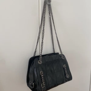 Zara väska - Snygg och rymlig axelväska från Zara. Nyskick då den endast använts en gång. Frakt tillkommer 😙💓