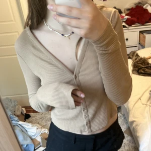 Söt liten kofta - Liten brun croppad kofta 