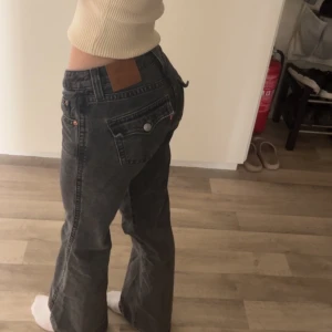 Levi’s bootcut jeans - Säljer mina supersnygga levi’s jeans i den nya modellen noughties bootcut, i väldigt fint skick och slutsålda typ överallt 😋 jag är 167 cm lång och brukar ha xs och dessa är i storleken 26/32, kan även passa en mindre S  Köpta för 1400!