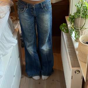 Vida lågmidjade jeans, jättesköna! Midjemått:82cm Innerbensläng:79cm