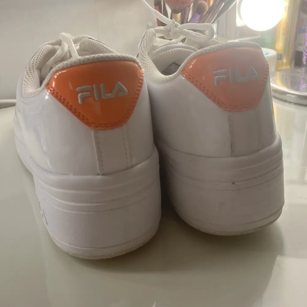 fina fila sneakers som jag endast använt någon få gång, Storlek 39 men små i storleken! . Skor.