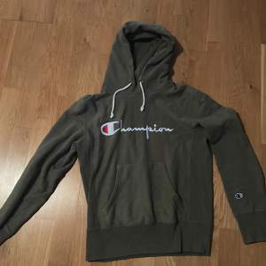  Hoodie som knappt är använd, ord pris: 700kr. Säljes då den inte kommer till användning 