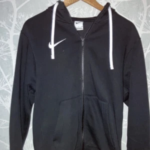 Nike tröja  - Denna tröjan har varit i garderoben i några månader den är nästan helt ny men stilen ändras snabbt tyvärr så behöver få sålt dem den är i ett jätte bra skick 