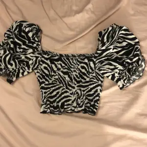 Snygg topp i zebra mönster. Från bikBok strl S. Säljer pågrund av att jag byter ut min garderob. 