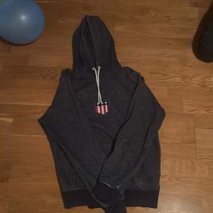 Hoodie från gant, hyfsat mkt använd men fortfarande i fint skick.ord pris: ca 700kr 