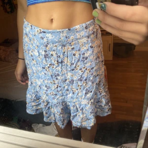 Blommig kjol  - Fin blommig kjol i bra skick 💙