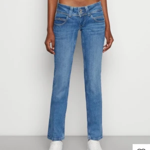 Pepe lowwaist jeans - Säljer mina lågmidjade jeans från pepe då de ej kommer till användning. Använda några gånger men i nästan nyskick. Nypris: 999kr (rea nu: 849kr) säljer för 400kr, frakt tillkommer!! storlek 26/32  bra i längd på mig som är 170 och passar nog de som är xs/