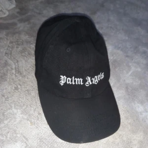 Palm Angels - Säljer min palm angels keps (svart/vitlogo) då passformen inte är för mig, 400 kr+frakt