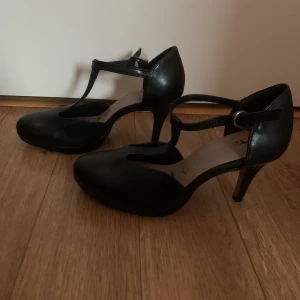 Klackar  - Sköna klackar inte höga i klack pris kan diskuteras. 