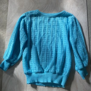 Trekvarts tröja - En tröja med trekvarts ärmar!  Kolla mina likade bilder för info om frakt och policy!