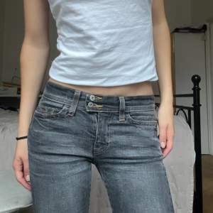 Crocker jeans med dubbelknapp❤️❤️Den perfekta gråa färgen, kan skicka fler bilder vid intresse