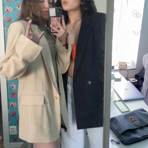 Kavaj beige storlek m - Fin beige kavaj sällan använd, säljer då jag inte använder den längre 