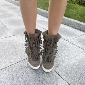 Frans skor - Säljer dessa skor med fransar. Första bilden är lånad. Har du någon fråga är det bara att höra av dig🫶🏻