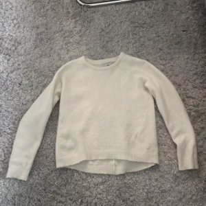 Stickad tröja  - En lite kortare tröja som är köpt från plick🥰 kom privat för mer frågor 