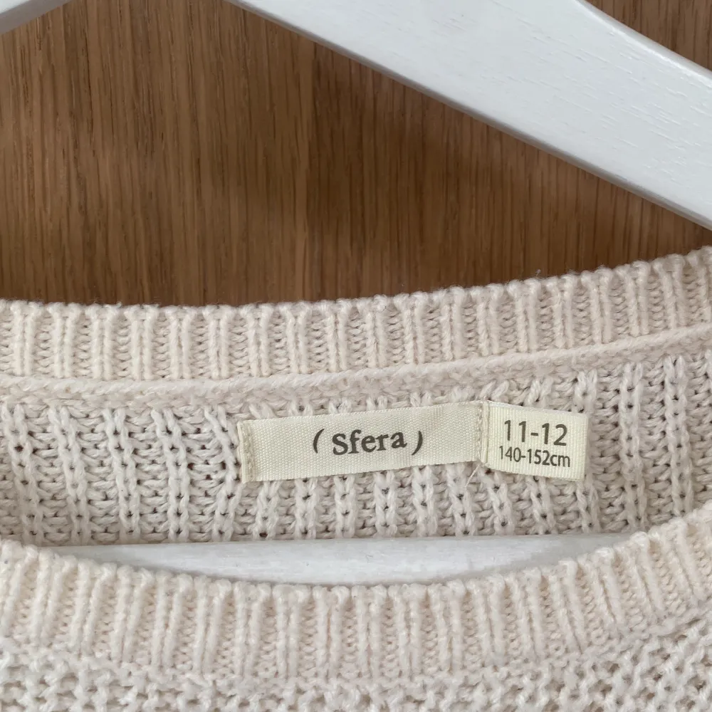 En fin tröja från ett spanskt märke Sfera. Använd ett par gånger så den är i bra skick. Den är i storlek 152 men passar nog xs.. Tröjor & Koftor.