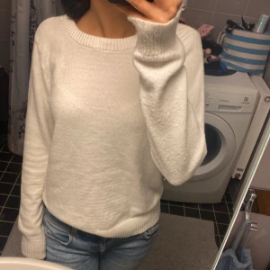 Vit tröja från Vera Moda💕 - Jätte mysig tröja från Vera Moda använd en gpng och ganska ny❤️kommer tyvär inte till användning