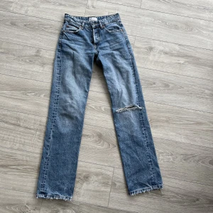 Mid straight jeans  - Ett par mid waist straight leg jeans från zara💗mellanblå med slitning på ena knät. Skriv till mig vid intresse💕
