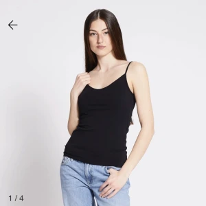 Linne - Linne från lager157, lånade bilder. Hör av dig vid frågor🫶🏻nypris 30kr Nyskick, säljer då den är för stor. Säljer även ett likadant i svart. Köp båda för 15kr💗