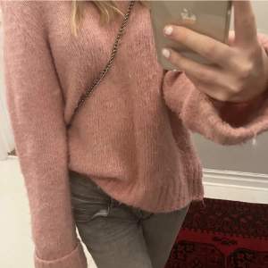 Säljer denna fina rosa stickade tröja 💗💗 köpt från zalando 