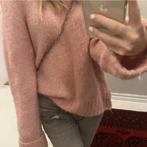 Rosa stickad tröja  - Säljer denna fina rosa stickade tröja 💗💗 köpt från zalando 