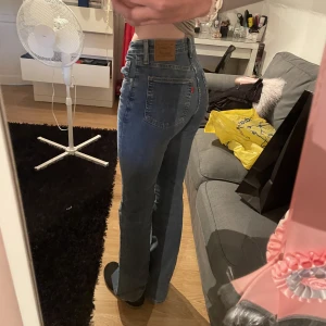 Levi’s jeans - Säljer mina Levis jeans då dem inte kommer till användning. Använda väldigt få gånger, så nyskick🥰 Storlek 27 (stretchiga) Mid waist  Jag är 174 cm☺️ 