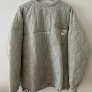 Jacka/tröja Dr. Denim. Oanvänd - Oanvänd tröja/jacka. Polyester. Passar att ha utomhus. Med dragsko i midjan. Något oversizead.