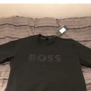 Säljer min Hugo boss tröja med rhinestone, storlek L men passar även en M och tröjan är använd fåtal gånger. Är även intresserad av byten mot andra saker. Inget fast pris så buda gärna.