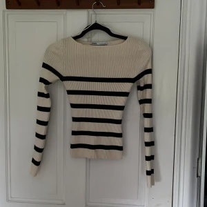 Randig Zara tröja - Säljer denna fina randiga Zara tröjan då den inte används längre och har inte gjort det på ett tag. Den är i bra skick och ser sprillans ny ut💓