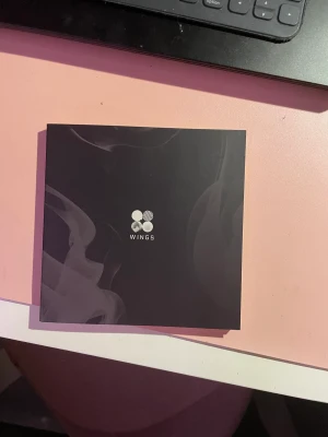 Bts album Wings - Wings album, fint skick. Inget pc inkluderat. Fler bilder kan skickas vid förfrågan.