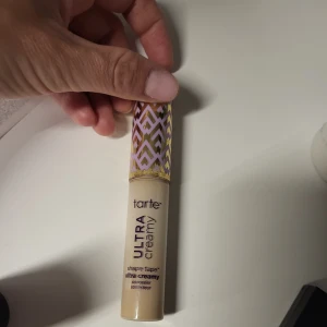Tarte ultra creamy concealer, 205 light sand - Tarte ultra creamy concealer färg: 205 light sand. Nyskick