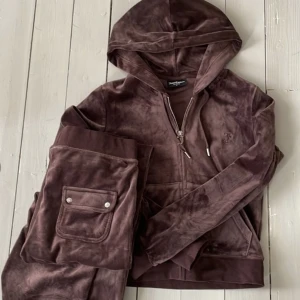 Juicy couture set  - Mycket sparsamt använda!  L i byxorna  M i koftan  2300kr nypris  Kom gärna med egna bud ☺️