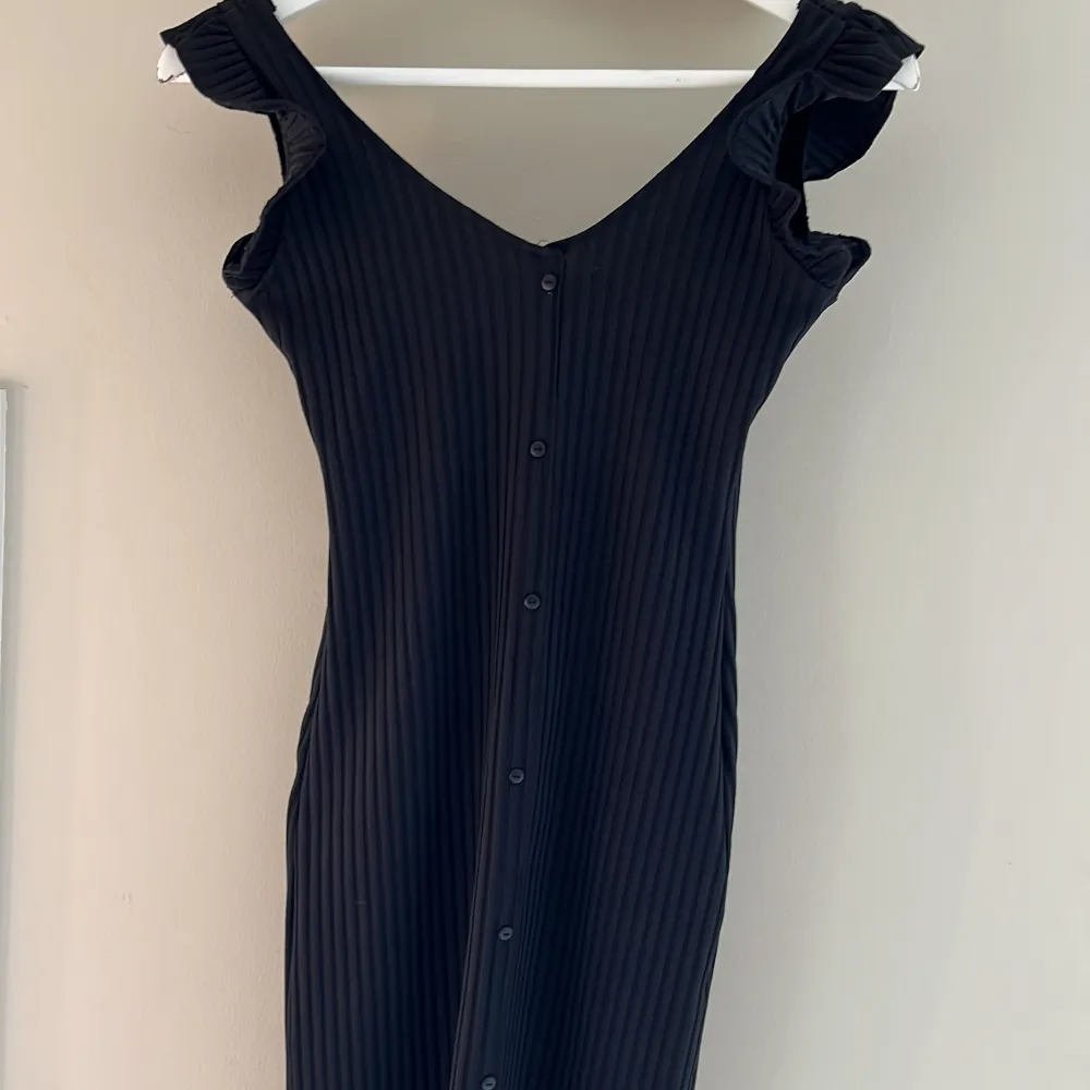 Säljer denna klänning från zara. Den är i bra skick👌Den är insydd vid sidorna så skulle säga att den är som en xs ungefär 😻😻. Klänningar.