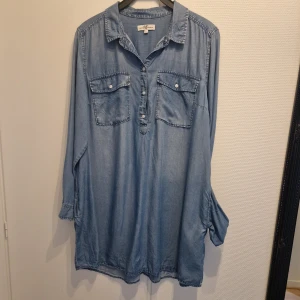 Klänning/tunika - Klänning/tunika från Hampton republic i jättemjukt jeanstyg med fickor.