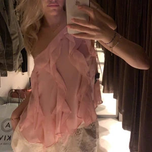 Rosa blus💕KÖP FÖR 250kr - Säljer denna superfina rosa topp från Zara! Endast använd ett fåtal gånger💕 Den är i strl M, men passar mig som vanligtvis har S💕