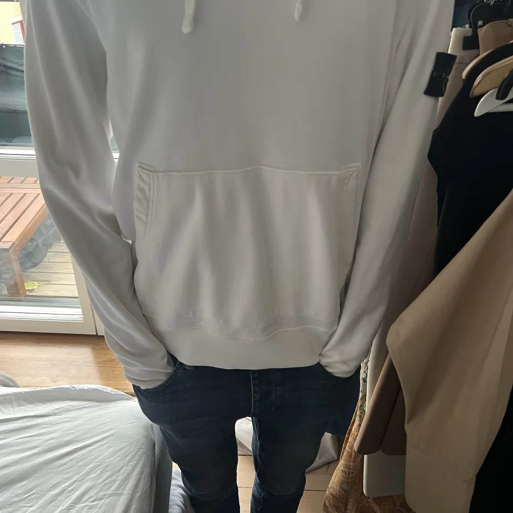 Säljer just nu min fräscha stoneisland hoodie skick 10/10 Priset är inte hugget i sten! Original pris 3000. Hoodies.